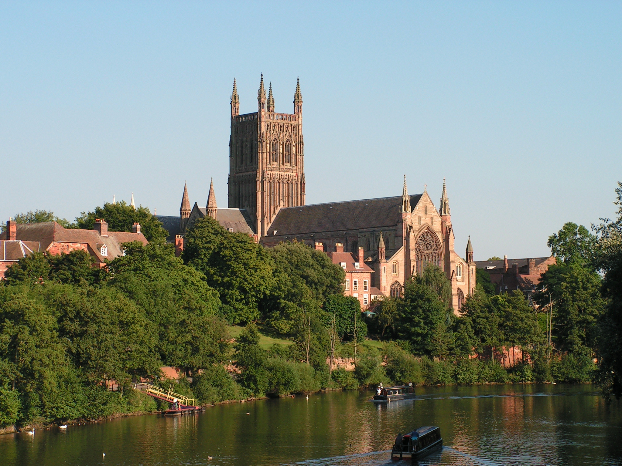 Worcester-Cathedral-from-bridge-with-2-narrowboats-L